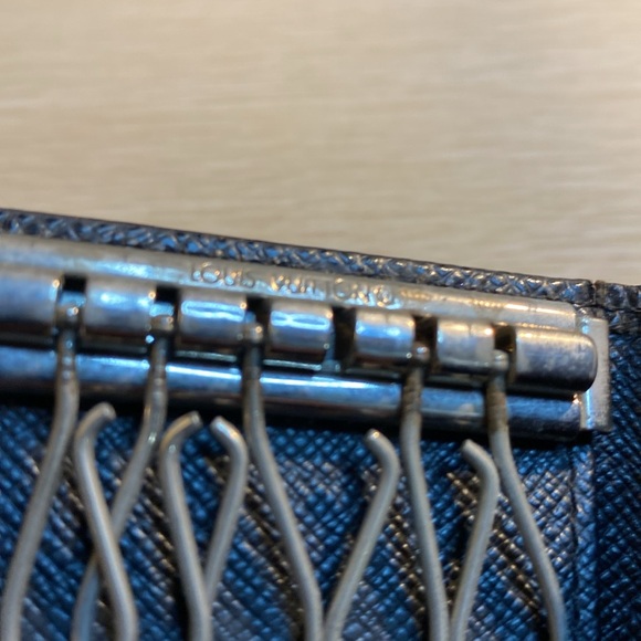 Louis Vuitton Vintage Taïga 6 Key Holder - Picture 8 of 8